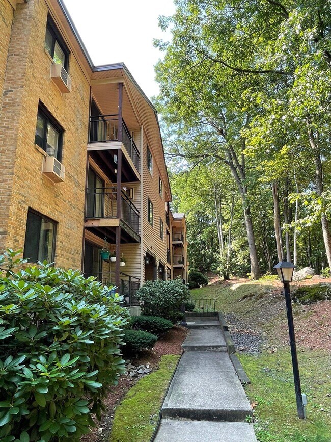 19 Country Club Dr Unit 18, Manchester, NH 03102 Condo for Rent in