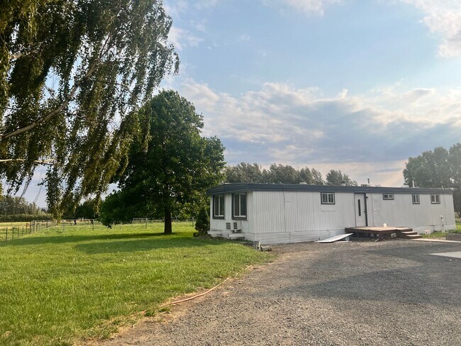 Building Photo - 2 Bedroom 1.5 Bathroom Home On Over 3 Irri...