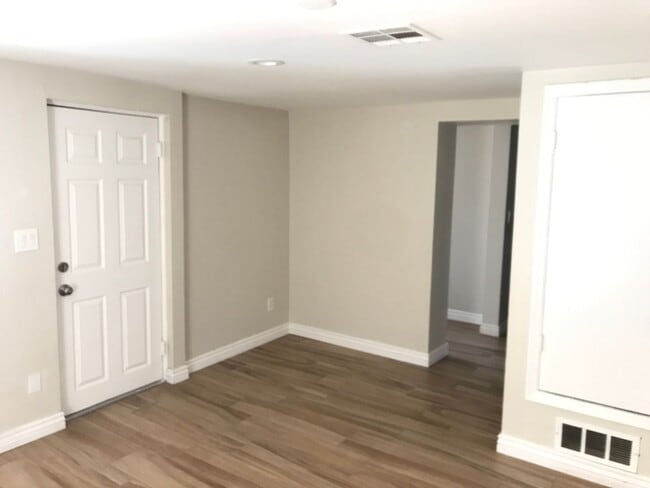 Building Photo - Charming 1 bedroom 1 bathroom