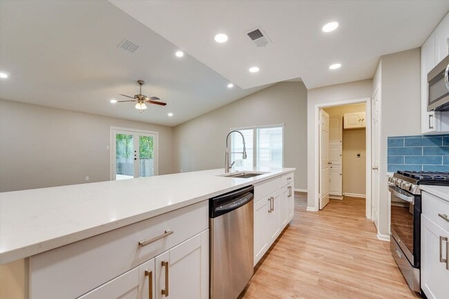 Building Photo - 21 E Brookberry Ct