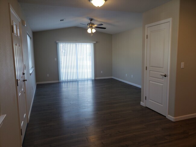 Foto del edificio - 1541 Derby St Unit 2