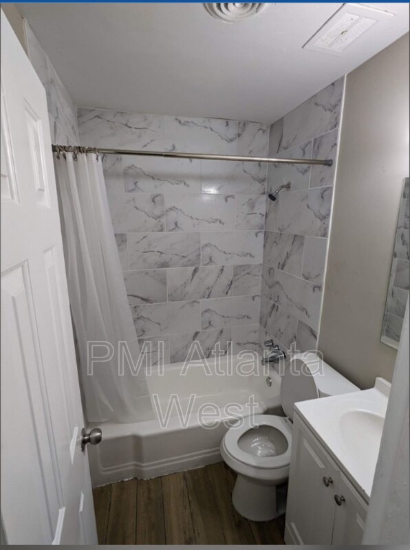 Foto del edificio - 6480 Raymond Dr