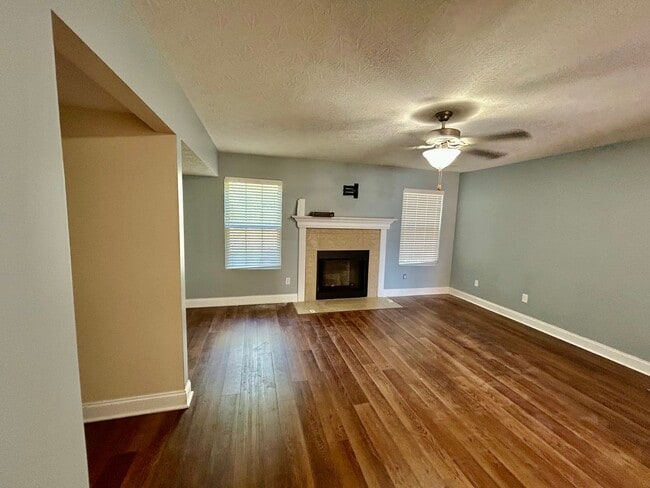 Foto del edificio - Large 4 Bed, 2.5 bath in Lexington!