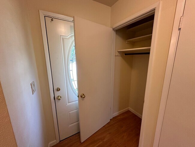 Building Photo - Stunning 3 Bedroom 2 Bathroom House Close ...