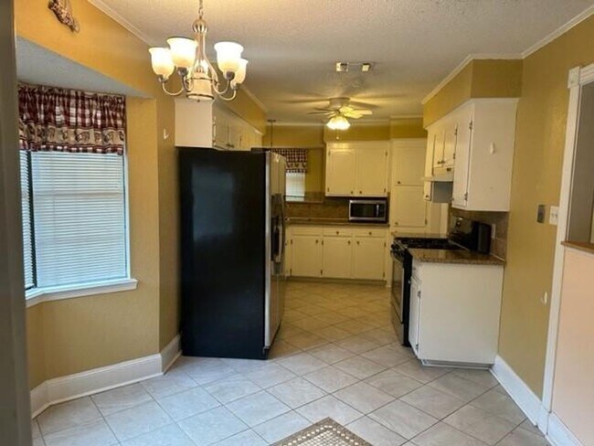 Building Photo - COME SEE THIS 3 BEDROOMS 2 BATH HOME! KITCHEN HAS GAS STOVE, DISHWASHER, MICROWAVE AND REFRIDGERA...