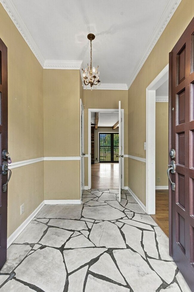 Building Photo - 1713 Pinetree Ln