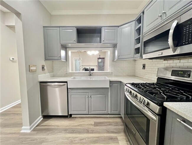 Building Photo - 310 Wedgewood Way