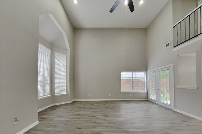Foto del edificio - 8718 Pines Pl Dr