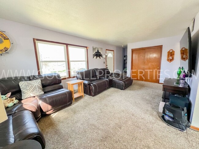 Building Photo - Price Reduction!! 4 bedroom home in Des Mo...