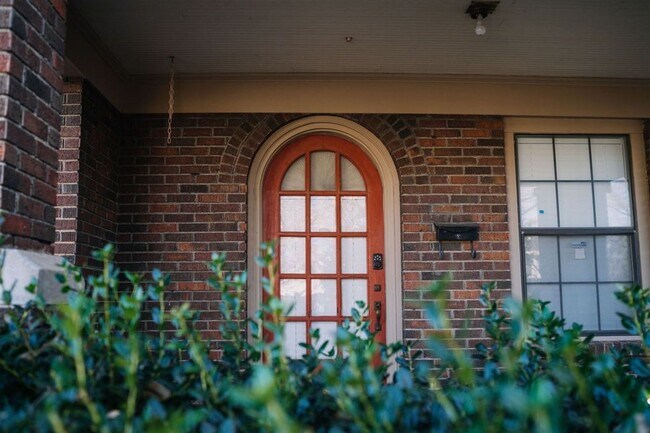 Building Photo - Beautiful Historic 2 Bed 1 Bath Duplex in the Plaza District!!