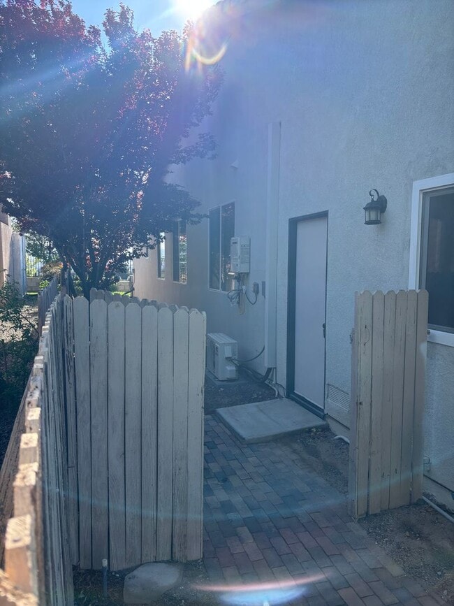 Foto del edificio - 13141 High Crest Rd