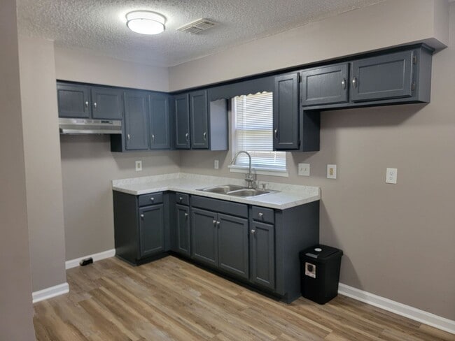 Building Photo - 103 Hadley Dr