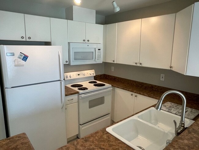 Building Photo - Beautiful Condo in the Heart of Queen Anne