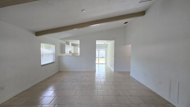 Foto del edificio - Charming 2BR/2BA + 1 car garage with Large Backyard in Sarasota