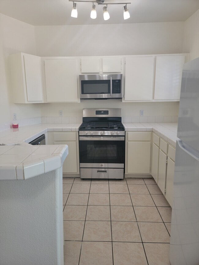 Clean-Move-in Ready-Spacious 2 habitaciones 2 baños - 1881 W Alexander Rd