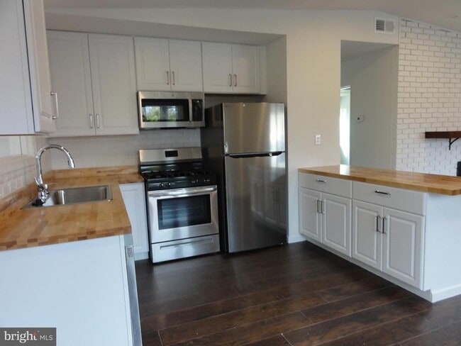 Building Photo - 7029 Woodley Ln