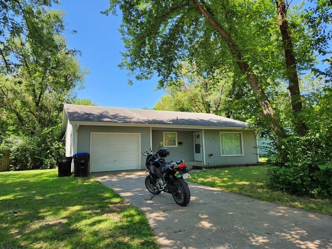 Building Photo - Big 3BR, 1.5 Bath rancher with garage and ...