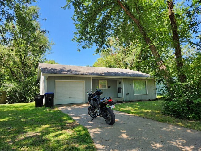 Foto del edificio - Big 3BR, 1.5 Bath rancher with garage and ...