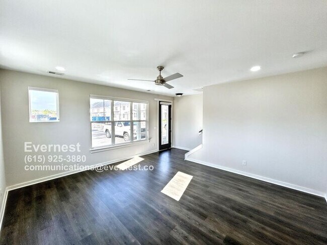 Building Photo - Bright 3-Bedroom Townhome in a Convenient ...