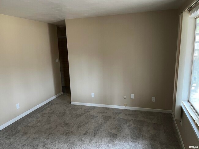 Building Photo - 1304 W Jeth Ct