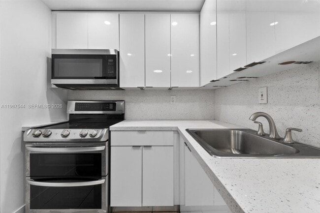 Building Photo - 606 W 81st St