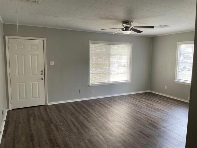 Building Photo - 1022 W 6th St