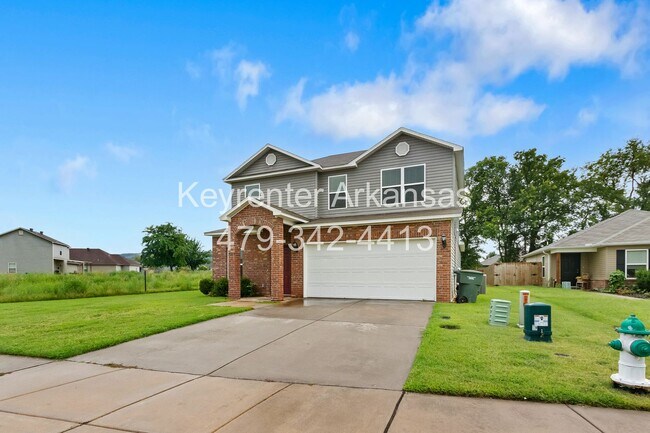 Foto del edificio - Beautiful home Located in desirable west Fayetteville neighborhood with playground