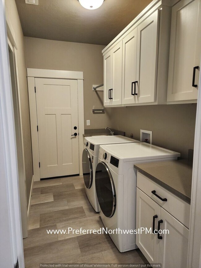 Building Photo - Luxurious new construction 4+ Bed & 2.5 Ba...