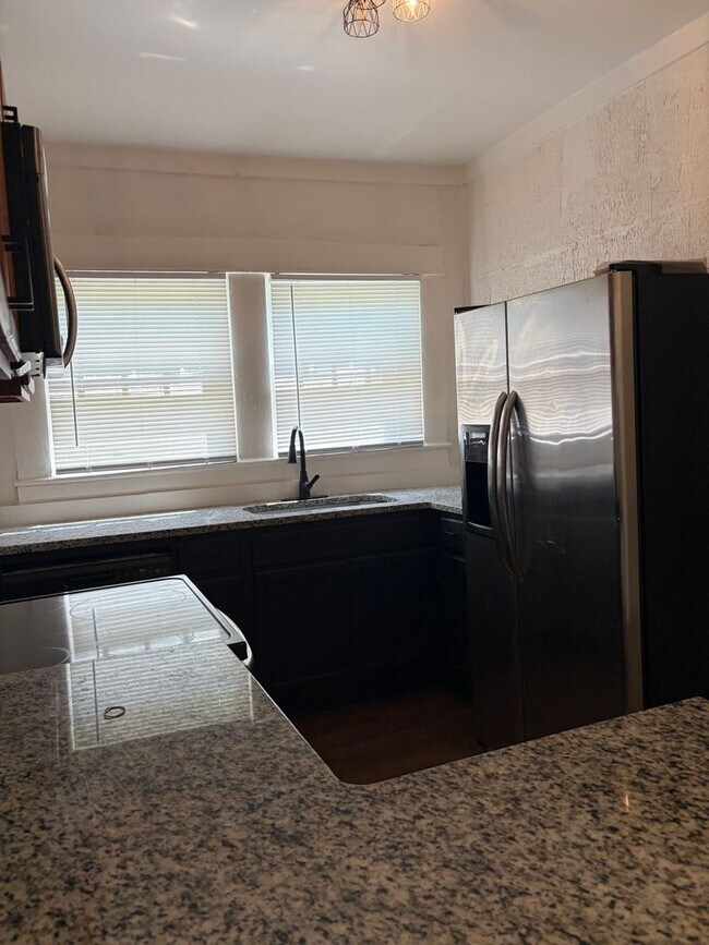 Foto del edificio - 1227 8th Ave W