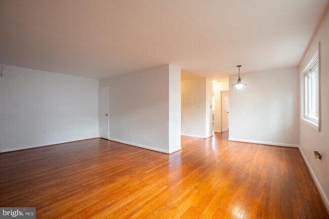 Building Photo - 500 Thayer Ave