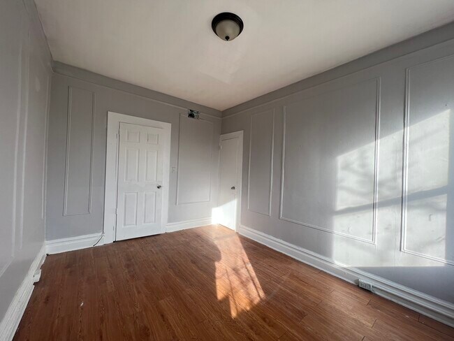 121-123 Elizabeth Ave 1 - 122 Elizabeth Ave