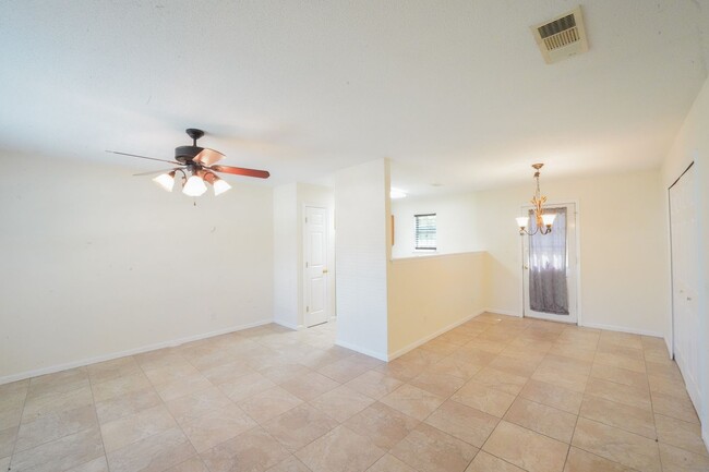 Foto del edificio - Available Now!