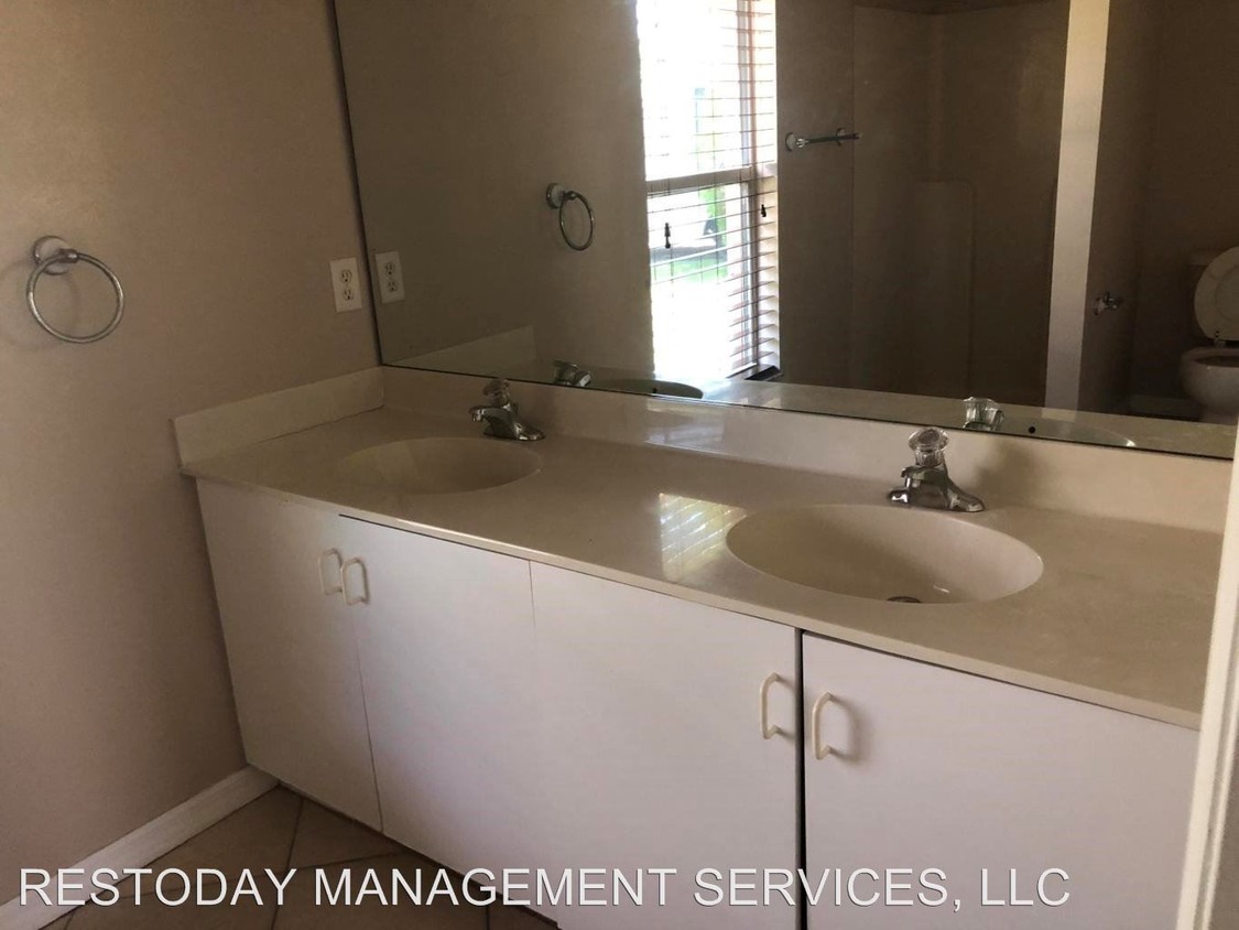 Building Photo - 3 br, 2 bath House - 1357 SE Sandia Drive,