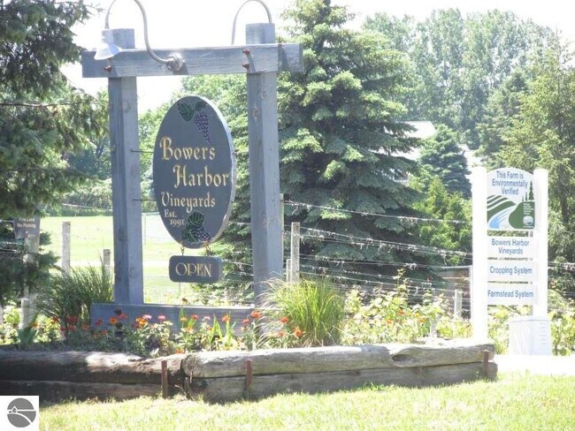 Foto del edificio - 3064 Bowers Harbor Rd