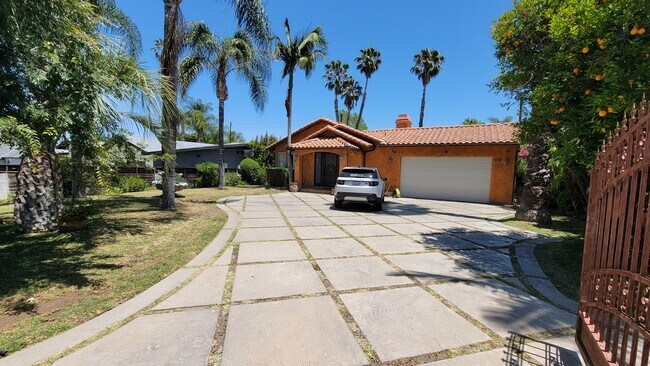 Foto del edificio - 5136 Woodley Ave
