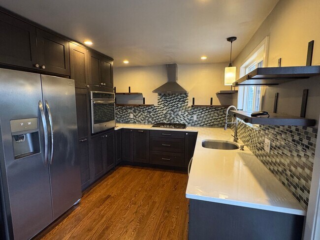 Foto del edificio - 3 Bed, 2 Bath, 2 Livingroom's with VIEW