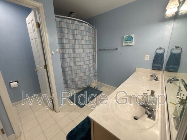 Foto del edificio - 16020 Virginia Lee Ct