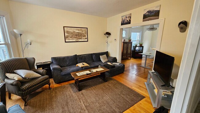 Foto del edificio - Massive Single Family Home On the Allston/...