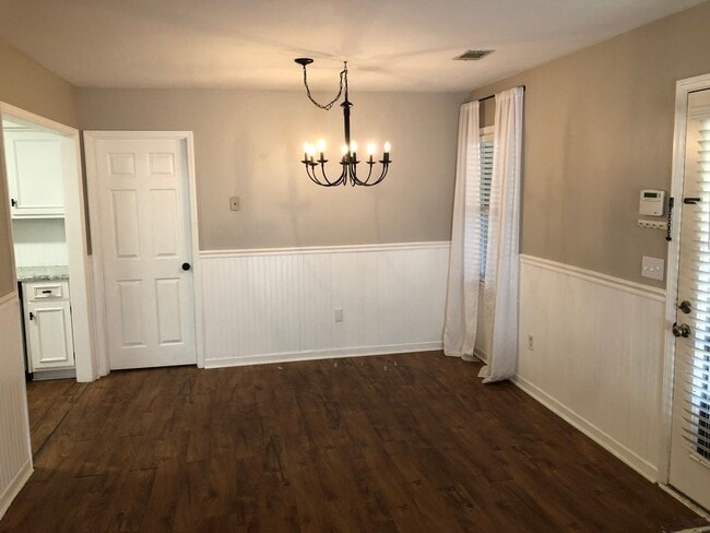 Building Photo - r3561