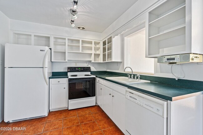 Building Photo - 152 Longwood Dr