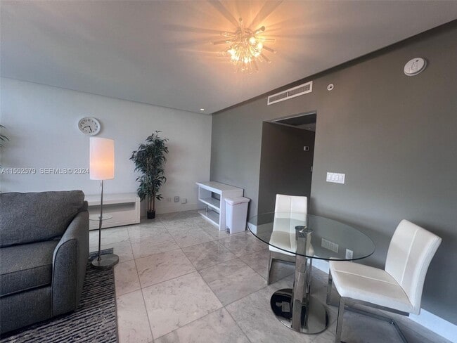 Building Photo - 100 Lincoln Rd