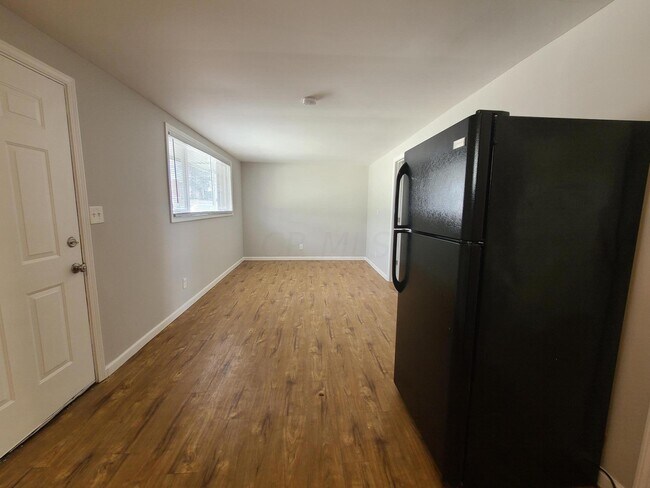 Building Photo - 406 Kelton Ave