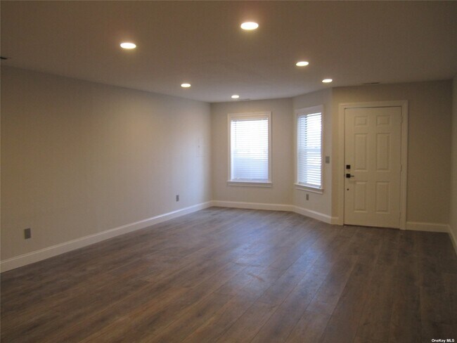 Foto del edificio - 235 Windward Ct N