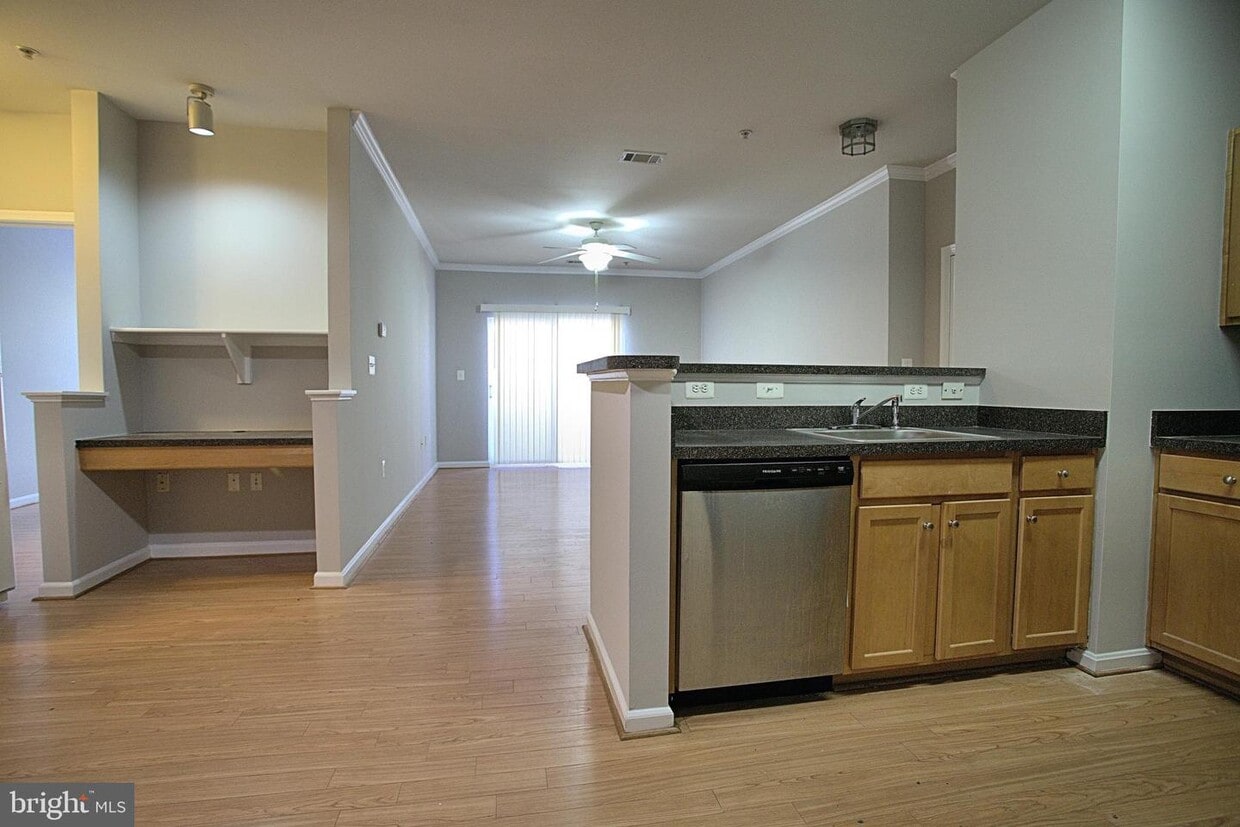 5121 Travis Edward Way Unit E, Centreville, VA 20120 Condo for Rent