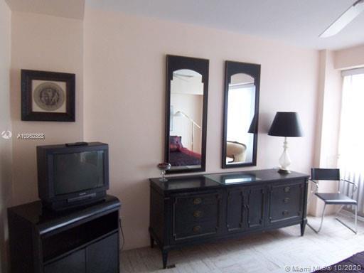 Building Photo - 1430 Brickell Bay Dr