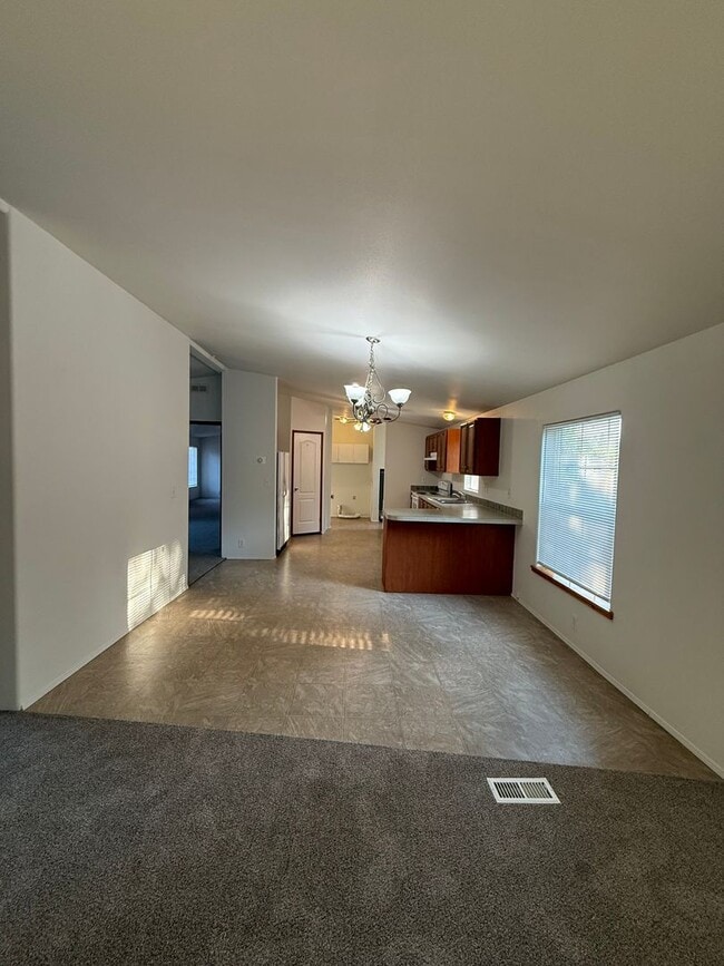 Building Photo - SPIRIT LAKE HOME (P#440)