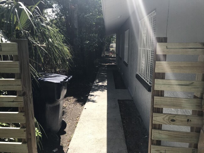 Foto del edificio - 5 Bedroom Home Close to Downtown