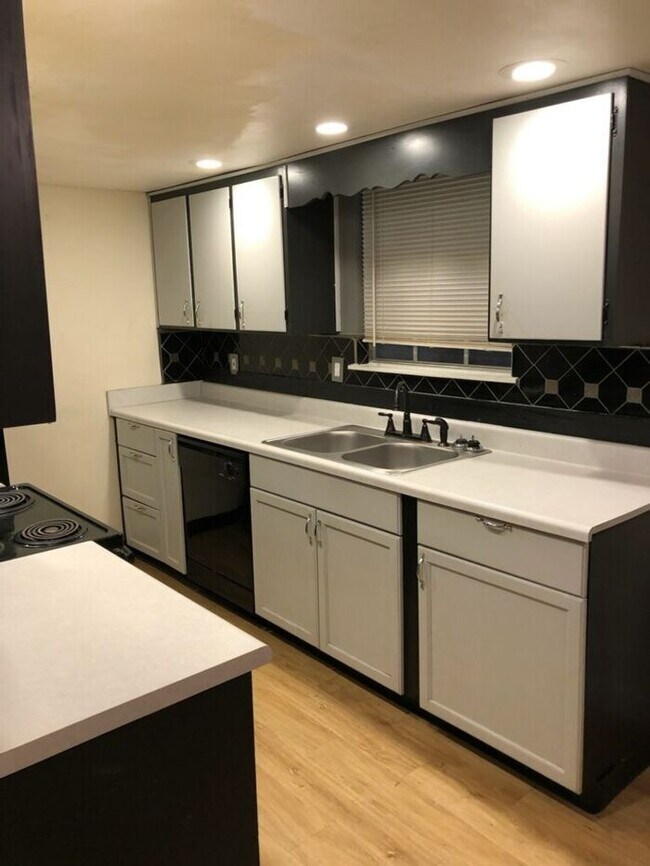 Building Photo - 2bedrooms 1.5 baths Townhome Available Jun...
