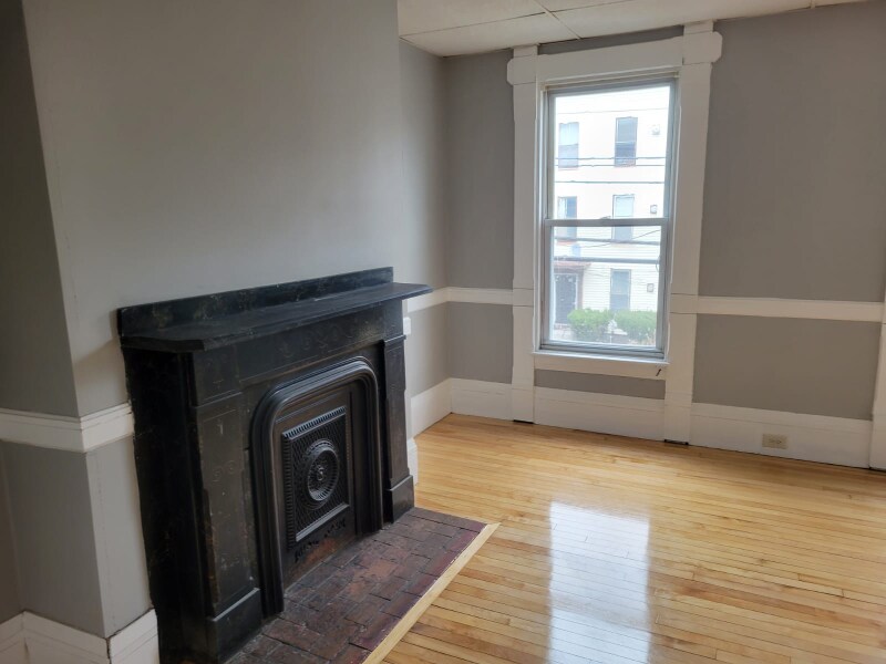 Building Photo - 494 Pine St