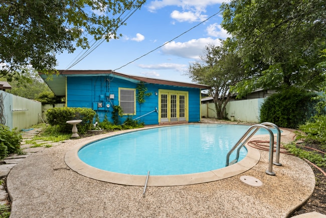 Building Photo - 2 Bed/2 Bath in Northeast Park Subdivision w/ pool